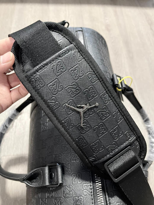 原单正品 Jordan 乔丹飞人PU单肩健身包 可手提！斜挎！容量25L！男女同款，越南回货！官网同步在售899  强烈推荐！！
尺寸：47X20.3X26.7CM 商品图7