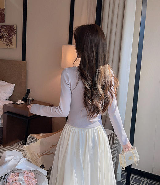 张心子【扭结T】纯欲风设计感上衣法式长袖一字肩 U2602003 商品图5