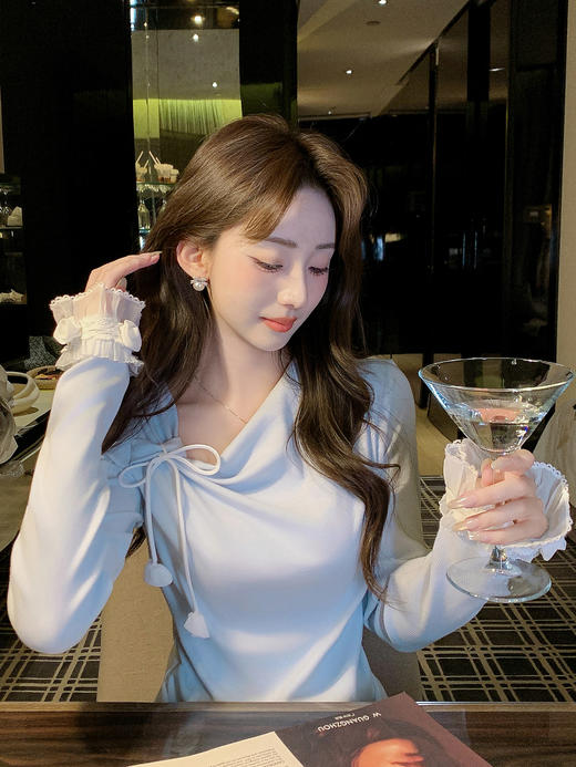 张心子【时髦进阶】设计感温柔法式斜肩露肩上衣 U2602004 商品图1