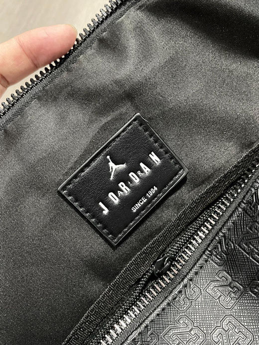 原单正品 Jordan 乔丹飞人PU单肩健身包 可手提！斜挎！容量25L！男女同款，越南回货！官网同步在售899  强烈推荐！！
尺寸：47X20.3X26.7CM 商品图5