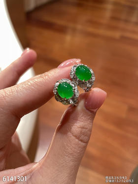 6141301，蛋面耳钉。具体价格微信咨询