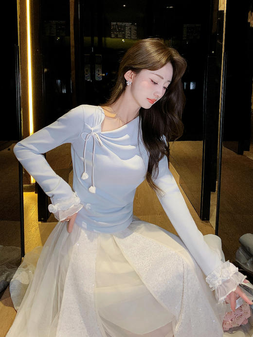 张心子【时髦进阶】设计感温柔法式斜肩露肩上衣 U2602004 商品图9