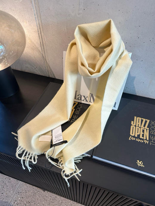 在途国现MaxMara超新限量发售款。百分百羊绒。蛋黄奶白色1350元配购物袋 商品图2