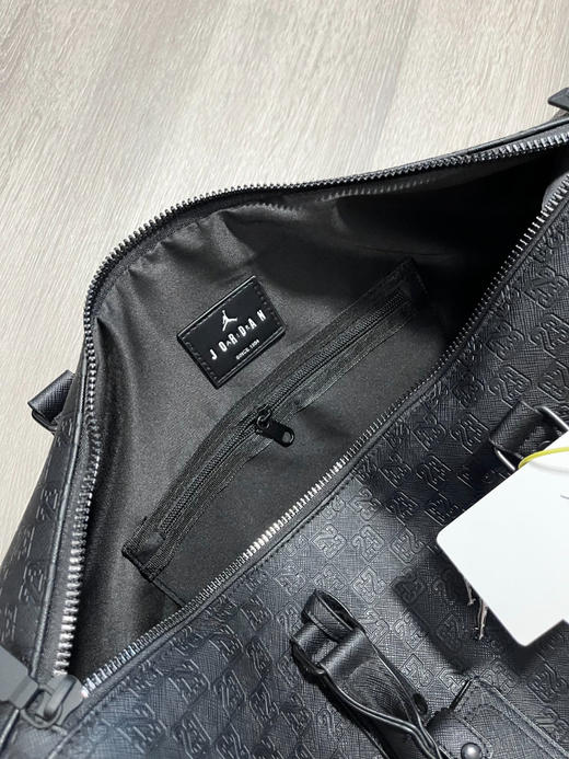 原单正品 Jordan 乔丹飞人PU单肩健身包 可手提！斜挎！容量25L！男女同款，越南回货！官网同步在售899  强烈推荐！！
尺寸：47X20.3X26.7CM 商品图6