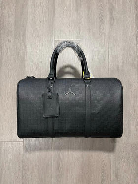 原单正品 Jordan 乔丹飞人PU单肩健身包 可手提！斜挎！容量25L！男女同款，越南回货！官网同步在售899  强烈推荐！！
尺寸：47X20.3X26.7CM