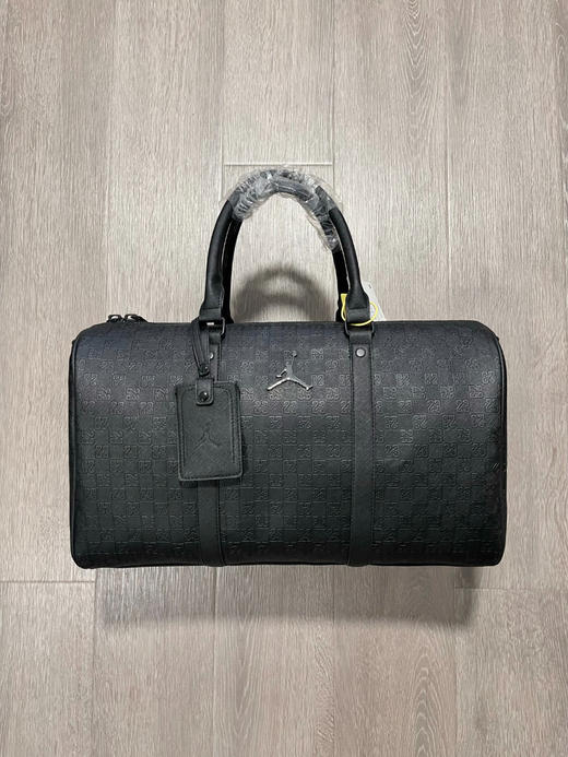 原单正品 Jordan 乔丹飞人PU单肩健身包 可手提！斜挎！容量25L！男女同款，越南回货！官网同步在售899  强烈推荐！！
尺寸：47X20.3X26.7CM 商品图0