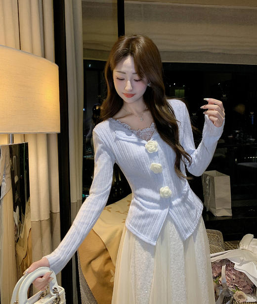 张心子【恋爱副歌】立体花蕾丝拼接温柔风针织衫上衣 U2602038 商品图4