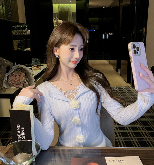 张心子【恋爱副歌】立体花蕾丝拼接温柔风针织衫上衣 U2602038 商品图8