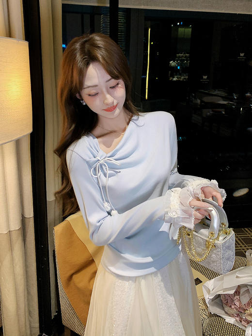 张心子【时髦进阶】设计感温柔法式斜肩露肩上衣 U2602004 商品图5