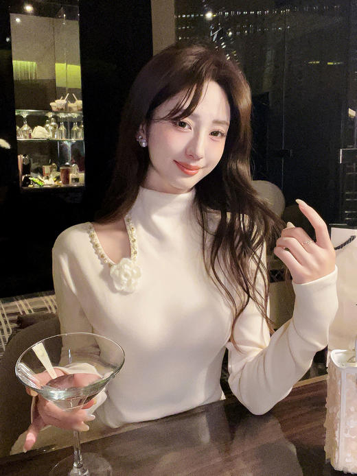 张心子【香氛美人】小心机挖空露肩半高领上衣 U2602014 商品图1