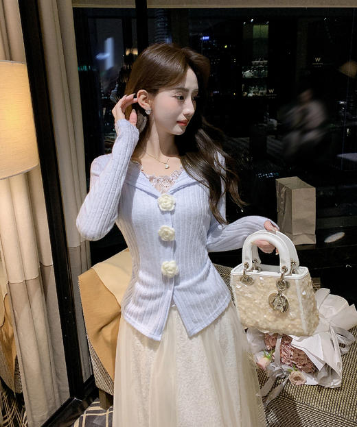 张心子【恋爱副歌】立体花蕾丝拼接温柔风针织衫上衣 U2602038 商品图1