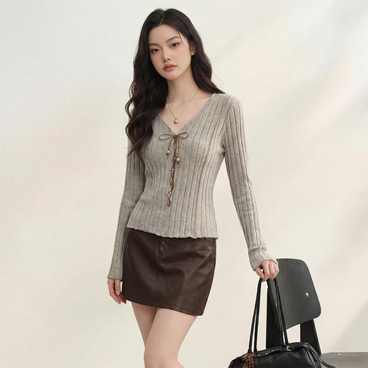 西遇V领长袖T恤女2026年春季新款甜辣修身显瘦绑带短款长袖针织衫E0060073 商品图0