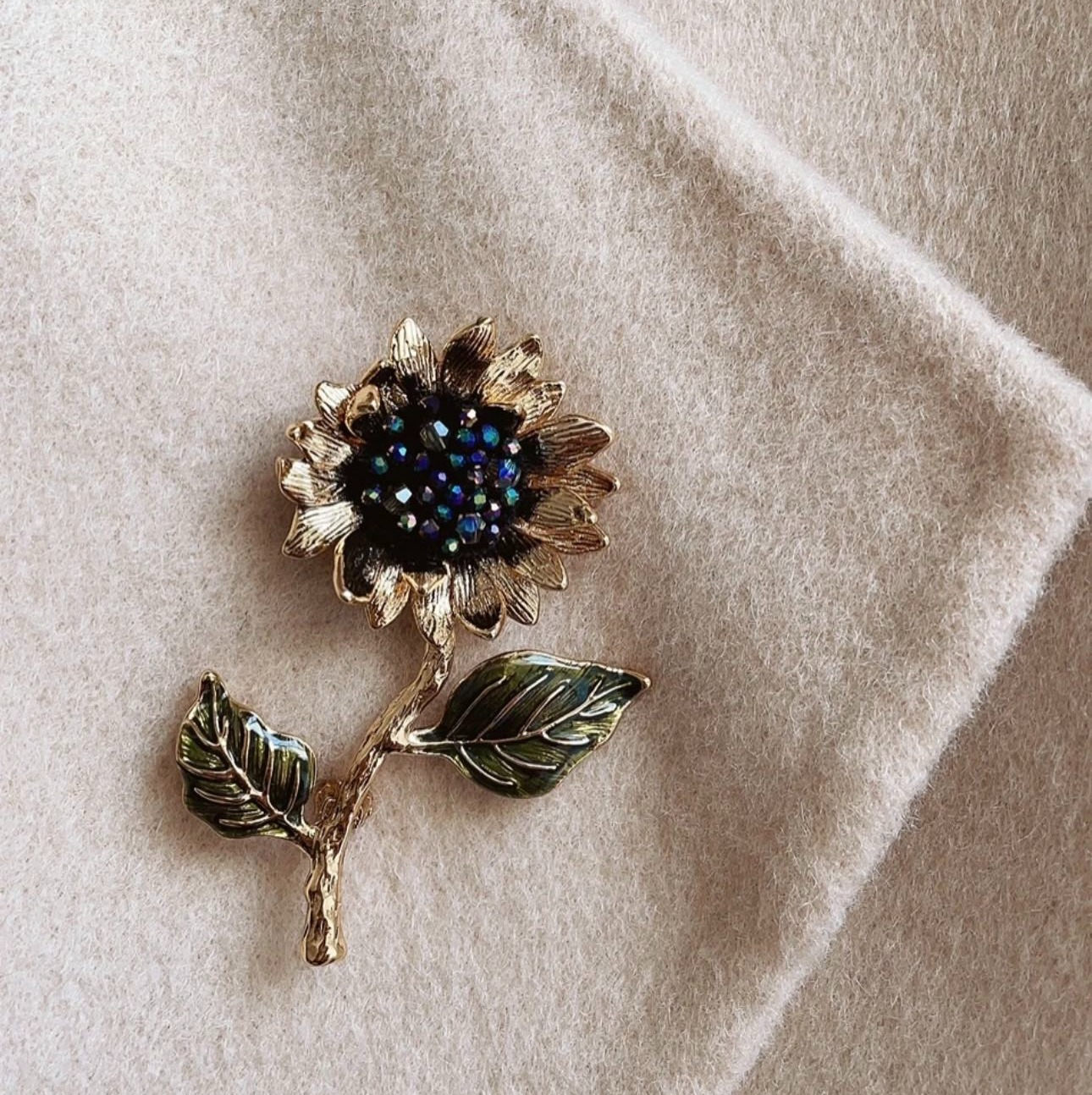 一眼沦陷！【shes茜子栀子花/梵高向日葵胸针】秋冬穿搭的灵魂C位✨不管是自留还是送礼都超合适，细节和质感直接拉满，今天必须按头安利给你们👇0121