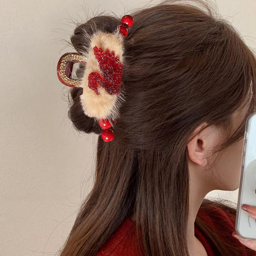 【红色自带好运buff❗️新年氛围感拉满】2026新年春节超仙红色毛绒抓夹女喜庆氛围感发抓后脑勺盘发鲨鱼夹子头饰。jc 商品图2