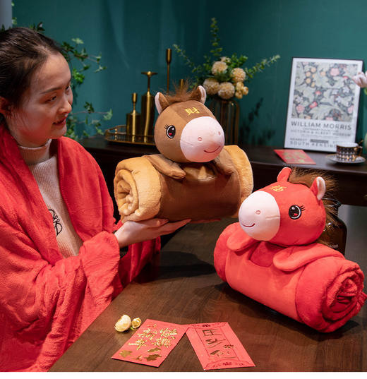 【马年柔软亲肤毯 可收纳设计】2026马年吉祥物公仔抱枕毯子 毛绒毯午睡毯 空调毯 公司年会礼品玩偶 车载 商品图6