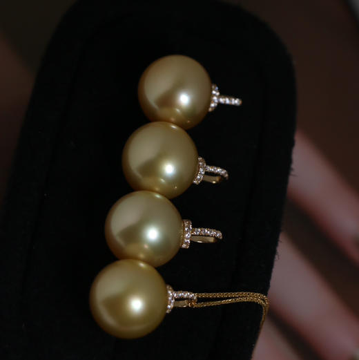 12-13mm 经典戴奶嘴扣南洋金珠吊坠 偏向中到浓金 基本无暇 正圆ji强光 细微生长痕迹 18K金配件 商品图14