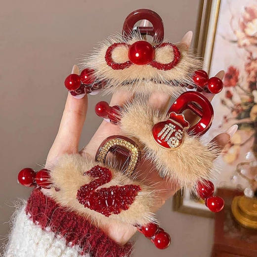 【红色自带好运buff❗️新年氛围感拉满】2026新年春节超仙红色毛绒抓夹女喜庆氛围感发抓后脑勺盘发鲨鱼夹子头饰。jc 商品图0