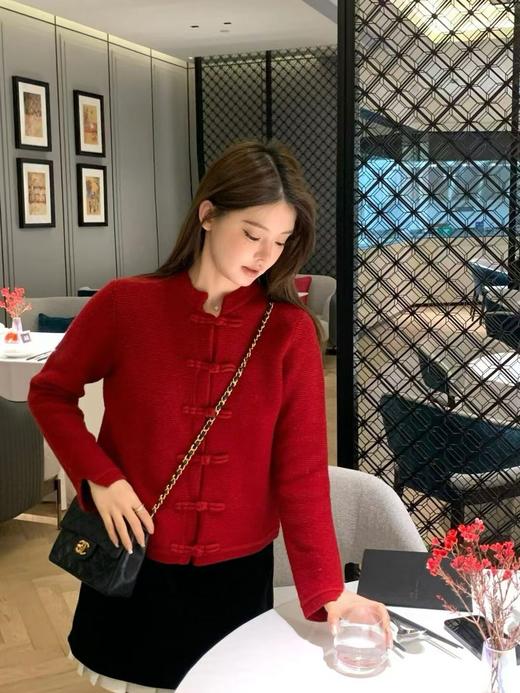 显白中国红新中式盘扣羊毛衫！2026秋冬款喜庆中国红新中式盘扣针织开衫毛衣女款 商品图0