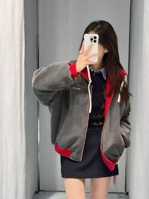 只可换码！不可退！缪缪 25Fw秋冬新款 字母刺绣休闲宽松两面可穿翻领夹克外套（DQJ*MM） 商品图2