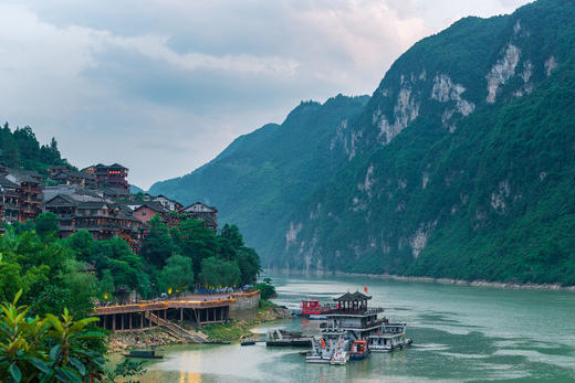 <重庆+武隆+彭水5日双飞纯玩-12人精品小团>武隆天生三桥、仙女山、九黎城、乌江画廊、渣滓洞、磁器口、李子坝轻轨、 龙门浩老街、两江小渡、品盖碗茶、解放碑、洪崖洞 商品图1