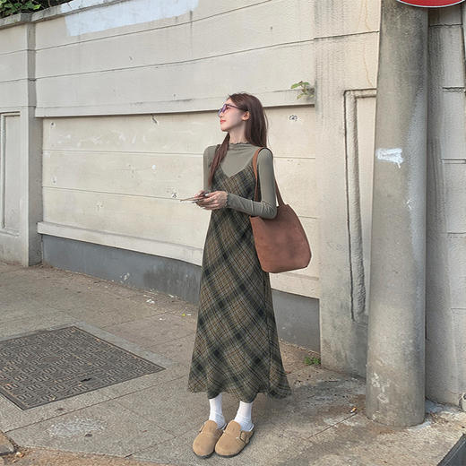 西遇格纹吊带连衣裙女2026年春季新款温柔风复古设计感别致吊带裙SS060096 商品图1