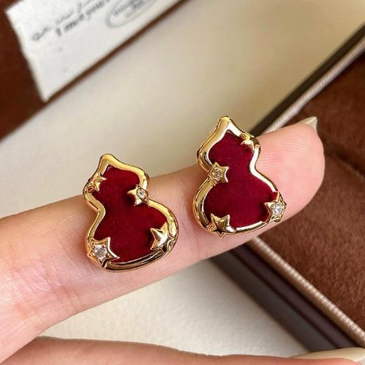 【新年吸睛神器❗️百搭不挑人】2026新款新年喜庆耳环女时尚轻奢高级感耳钉珍珠植绒气质经典耳饰。jc 商品图1