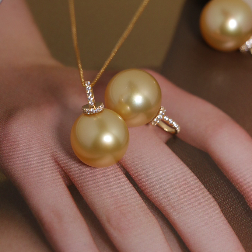 12-13mm 经典戴奶嘴扣南洋金珠吊坠 偏向中到浓金 基本无暇 正圆ji强光 细微生长痕迹 18K金配件