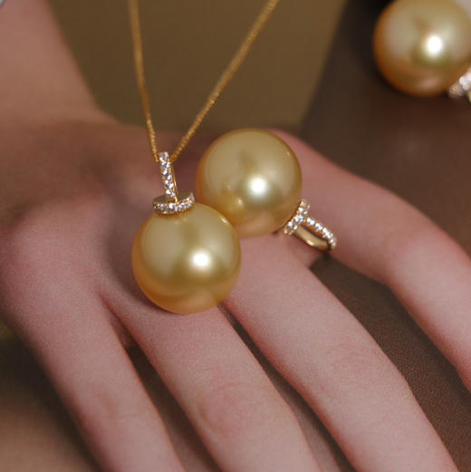 12-13mm 经典戴奶嘴扣南洋金珠吊坠 偏向中到浓金 基本无暇 正圆ji强光 细微生长痕迹 18K金配件 商品图0