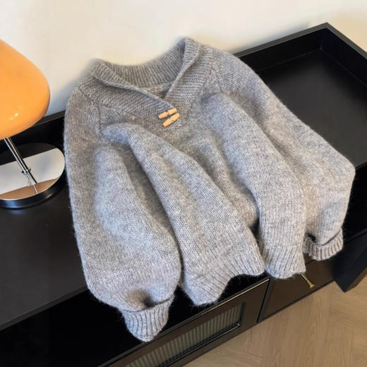 【慵懒风牛角扣毛衣】灰色翻领毛衣 早春装大码胖mm插肩袖正肩显瘦针织衫 商品图0