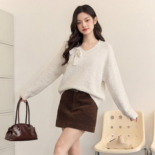 西遇设计感系带v领宽松毛衣女2026年春季新款慵懒风杏色内搭上衣E0060059 商品图4