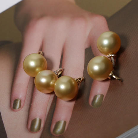 12-13mm 经典戴奶嘴扣南洋金珠吊坠 偏向中到浓金 基本无暇 正圆ji强光 细微生长痕迹 18K金配件 商品图11