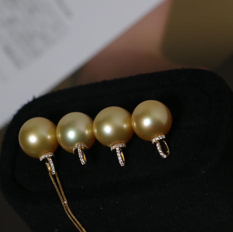 12-13mm 经典戴奶嘴扣南洋金珠吊坠 偏向中到浓金 基本无暇 正圆ji强光 细微生长痕迹 18K金配件 商品图13