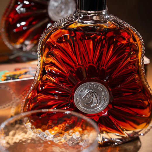 【马年限定】百赢客XO白兰地·马上有彩 700ml/瓶 40%vol 琥珀色酒体醇厚饱满，果香与橡木香交织，层次丰富；独立礼盒包装，尊贵大气 商品图9