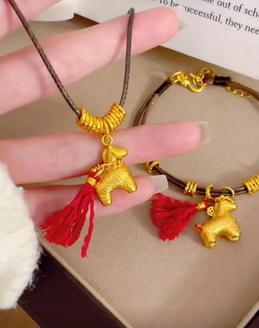 【马年饰品合集】新的一年财运拉满🔥无法抗拒的可爱招财小马🐎寓意着财源滚滚、马上有💰 ✅三个款式可选，每款都藏着 “马上有钱” 的好彩头🐎 商品图3