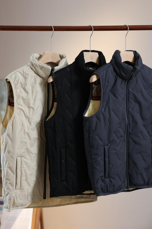 雅鹿线下专柜级品质❗亏本价出❗ 【雅鹿石墨烯羊羔绒男士马甲】 石墨烯蓄热科技，⁭循环锁住温暖 ✅内里加厚加绒保暖又细腻 ✅立领设计，可牢牢锁住温度 商品图1