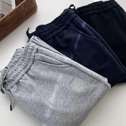 伊泺杉虎头刺绣加绒卫裤 | 2026年冬春「虎头刺绣」卫裤火了 商品图1