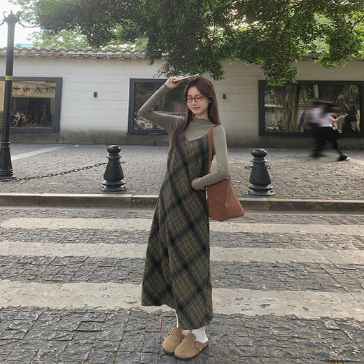 西遇格纹吊带连衣裙女2026年春季新款温柔风复古设计感别致吊带裙SS060096 商品图3