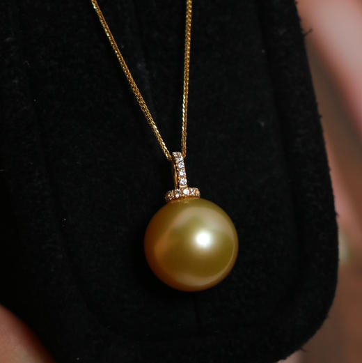 12-13mm 经典戴奶嘴扣南洋金珠吊坠 偏向中到浓金 基本无暇 正圆ji强光 细微生长痕迹 18K金配件 商品图7