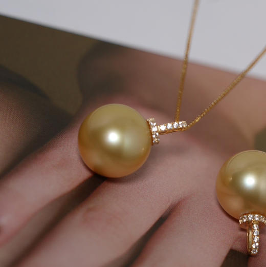 12-13mm 经典戴奶嘴扣南洋金珠吊坠 偏向中到浓金 基本无暇 正圆ji强光 细微生长痕迹 18K金配件 商品图8