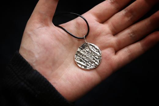 CHEZ BOQUE 覆盖系列原创手工925银织物肌理吊坠《落日》 商品图2