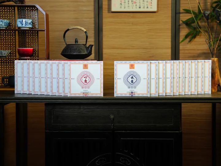 再来一波超级大漏【拼手速抢购】【心意手撕饼生茶*10】+【诚意手撕饼生茶*10】共20饼*100g/饼，相当于白捡了，自饮伴手礼不错的选择，给茶友放个大漏，直接送福利了