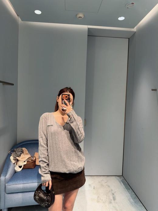 只可换码！不可退！缪缪   25FW秋冬新款 羊毛羊绒混纺V领毛衣（DQJ*MM） 商品图3