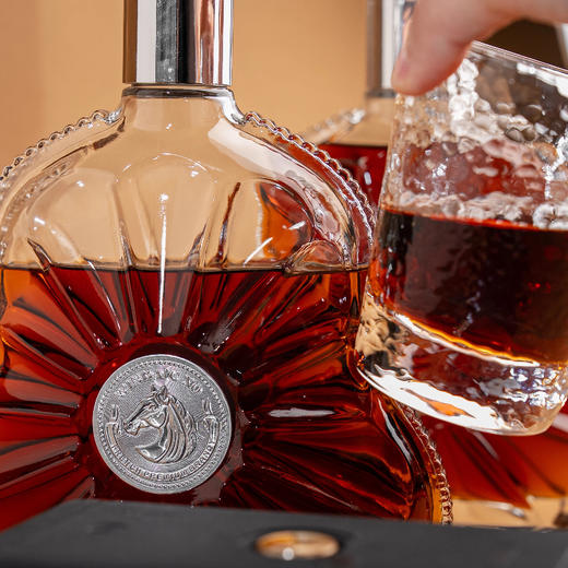 【马年限定】百赢客XO白兰地·马上有彩 700ml/瓶 40%vol 琥珀色酒体醇厚饱满，果香与橡木香交织，层次丰富；独立礼盒包装，尊贵大气 商品图3