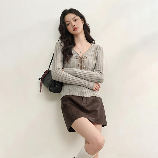 西遇V领长袖T恤女2026年春季新款甜辣修身显瘦绑带短款长袖针织衫E0060073 商品图2