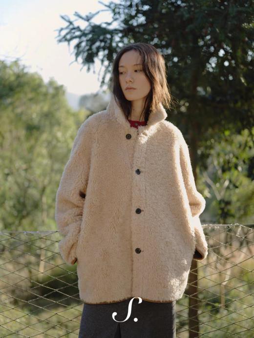 shyshystill/shy202510058/驼色两面穿羊毛皮毛一体自带手套翻领外套 商品图1