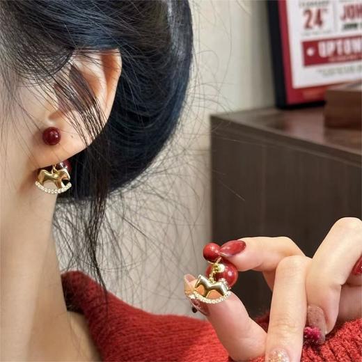 【新年吸睛神器❗️百搭不挑人】2026新款新年喜庆耳环女时尚轻奢高级感耳钉珍珠植绒气质经典耳饰。jc 商品图2