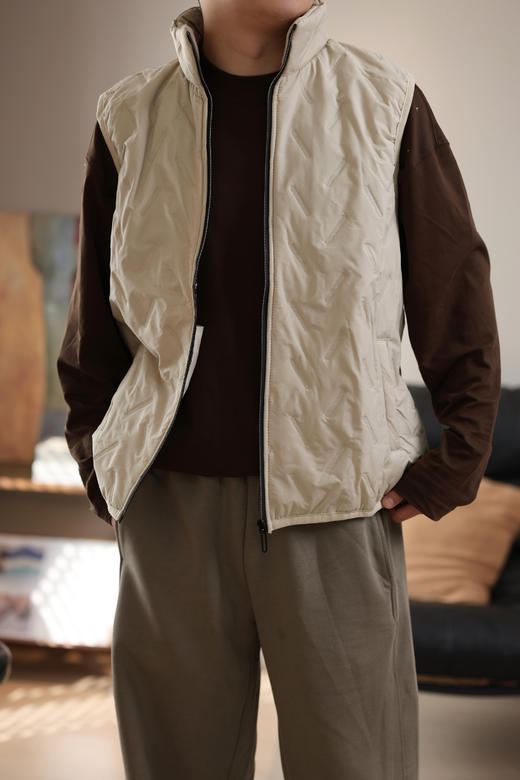 雅鹿线下专柜级品质❗亏本价出❗ 【雅鹿石墨烯羊羔绒男士马甲】 石墨烯蓄热科技，⁭循环锁住温暖 ✅内里加厚加绒保暖又细腻 ✅立领设计，可牢牢锁住温度 商品图5