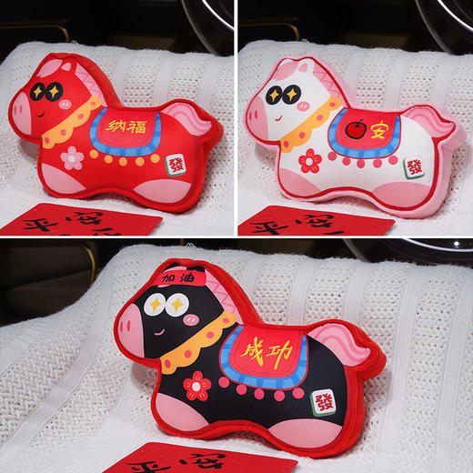 【吉祥小马抱枕 一物多用】2026春节马年毛绒抱枕 生肖马沙发靠垫 过年吉祥物公司年会礼品玩偶摆件 商品图3