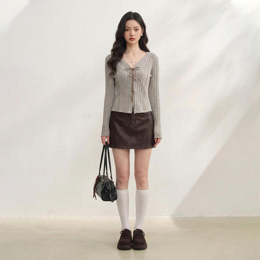 西遇V领长袖T恤女2026年春季新款甜辣修身显瘦绑带短款长袖针织衫E0060073 商品图1