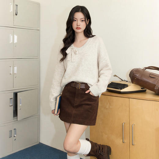 西遇设计感系带v领宽松毛衣女2026年春季新款慵懒风杏色内搭上衣E0060059 商品图0